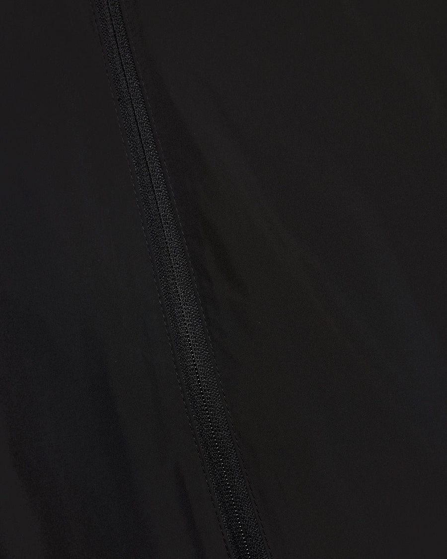 Un homme porte une veste à col cheminée de couleur noir jais