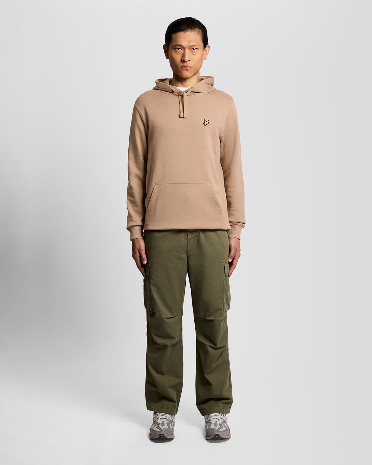 Un homme porte un sweat à capuche en coton Loopback, couleur Barley