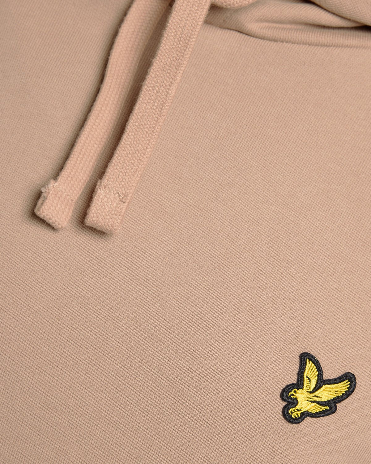 Un homme porte un sweat à capuche en coton Loopback, couleur Barley