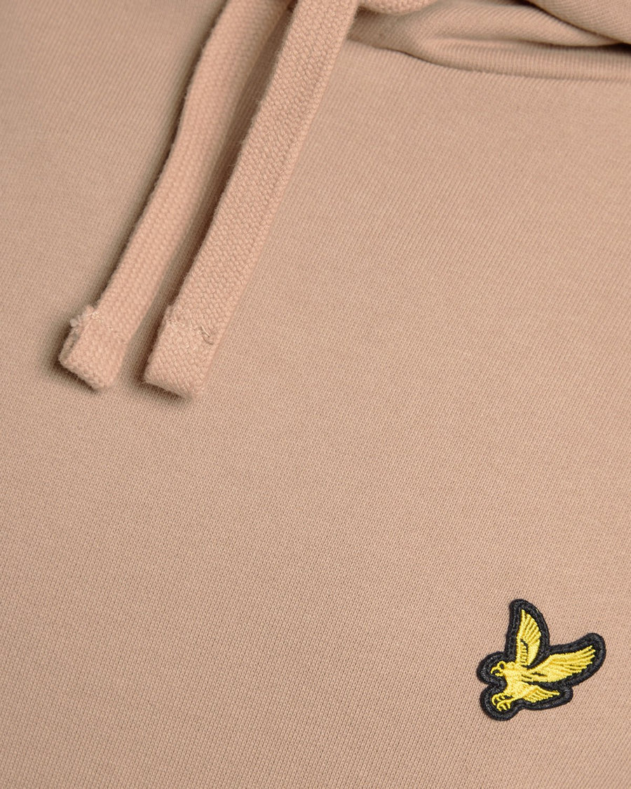 Un homme porte un sweat à capuche en coton Loopback, couleur Barley