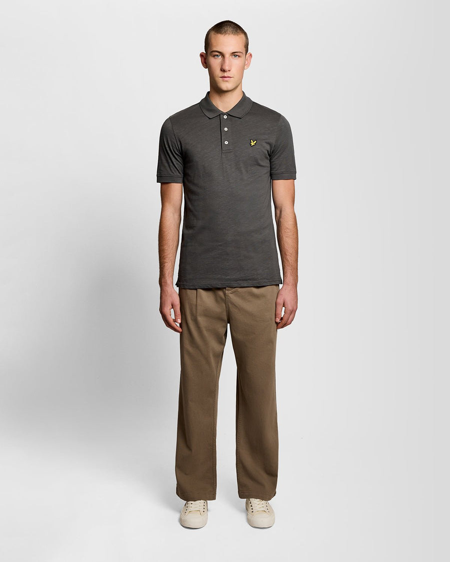 Homme portant un polo en coton fin texturé, couleur gris métallisé