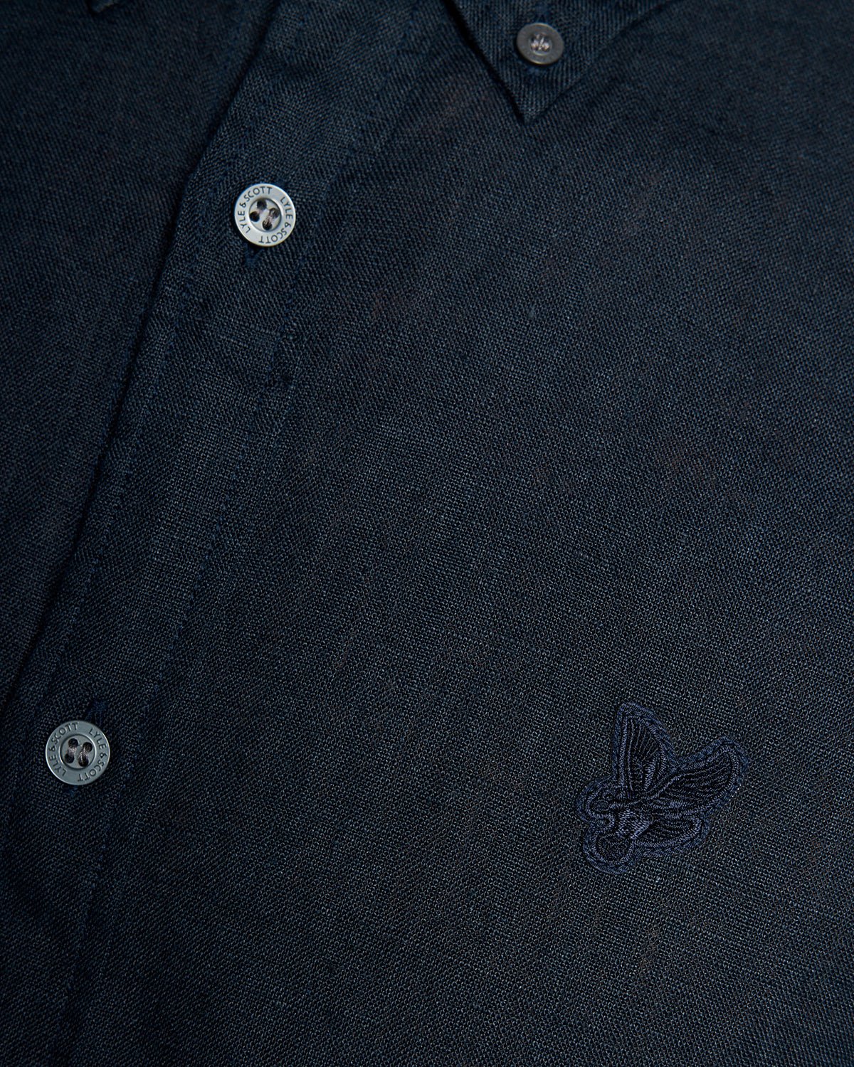 Un homme porte une chemise boutonnée en lin couleur carbone