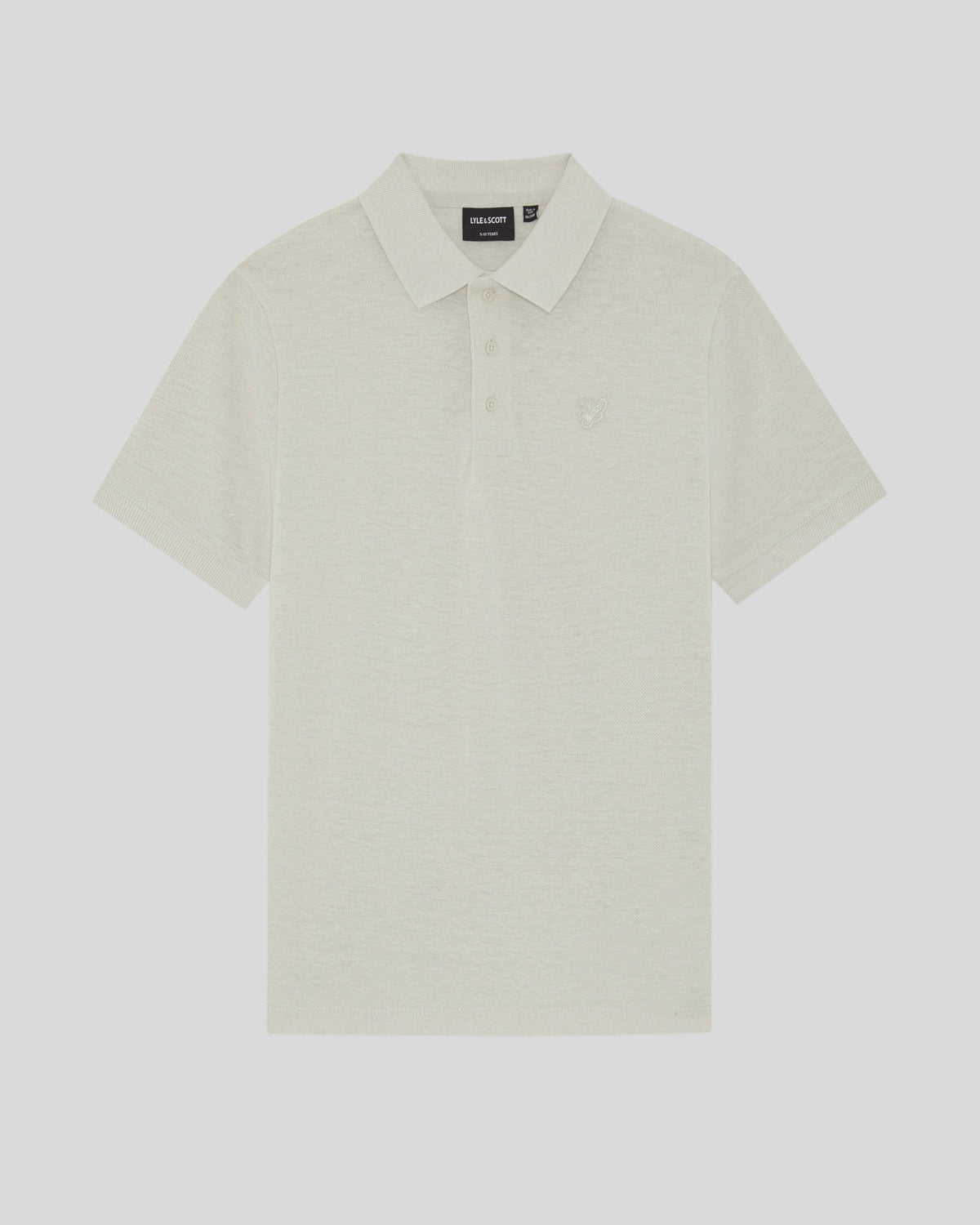 Un homme porte un polo en mélange de lin, couleur Cove