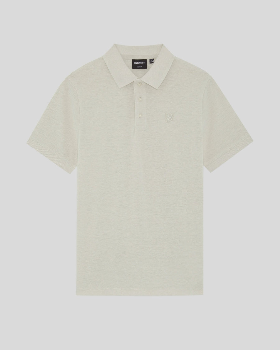 Un homme porte un polo en mélange de lin, couleur Cove