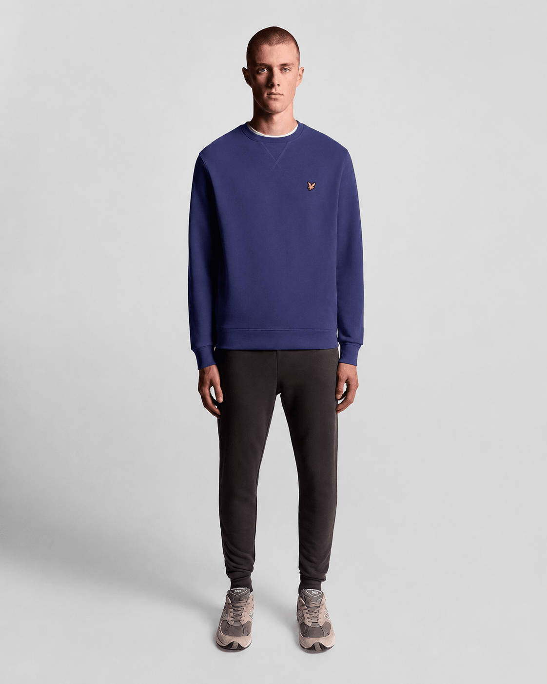 Homme portant un sweat-shirt à col rond en coton bleu marine foncé