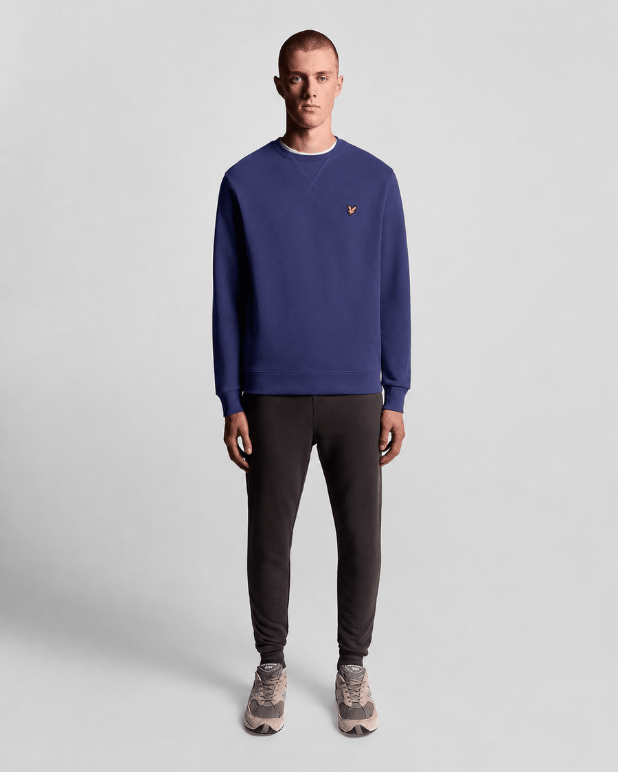 Homme portant un sweat-shirt à col rond en coton bleu marine foncé