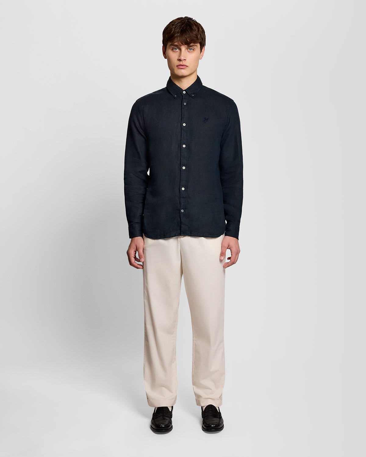 Un homme porte une chemise boutonnée en lin couleur carbone