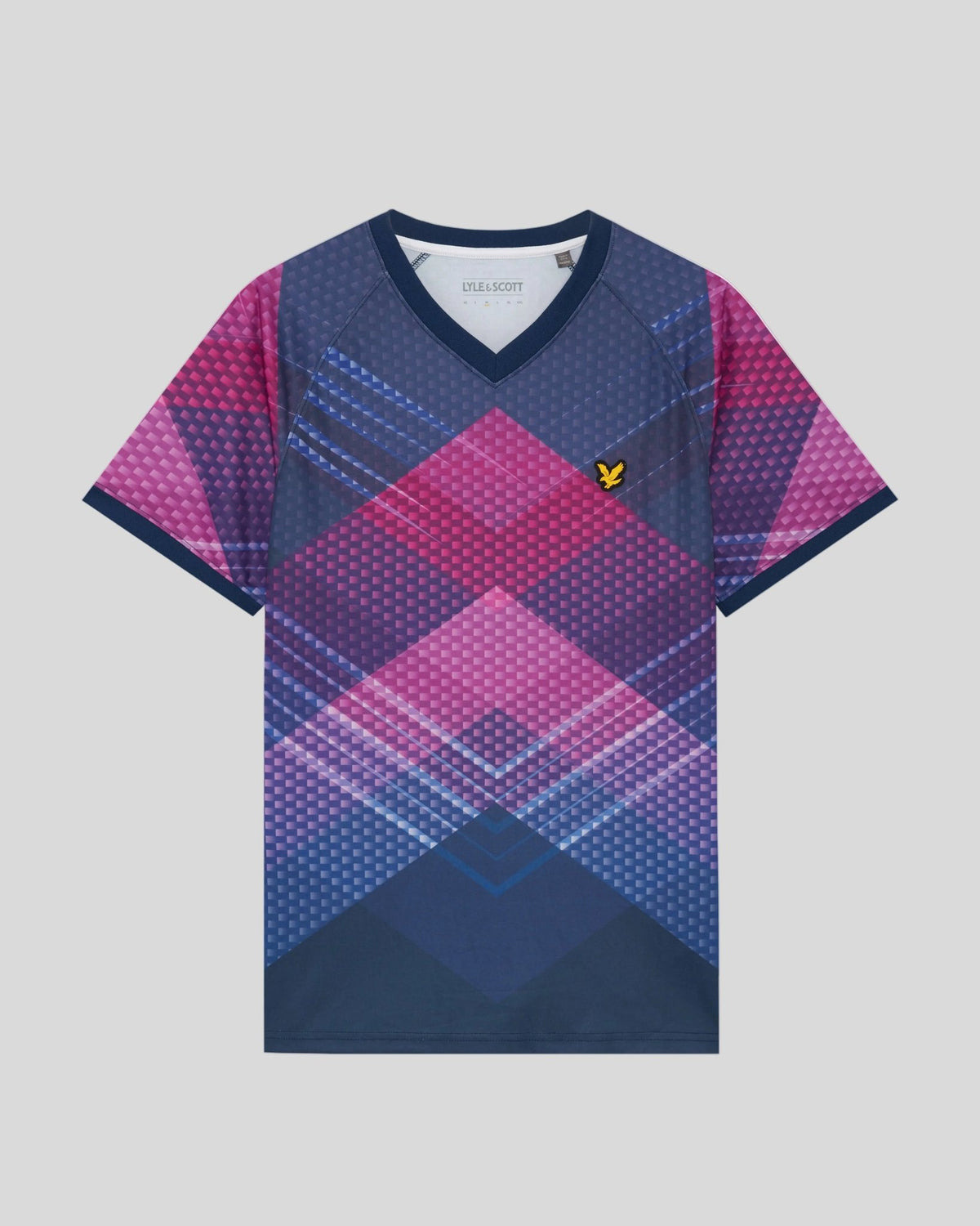Homme portant un t-shirt de football « Sports Chevron » bleu marine à motif pivoine