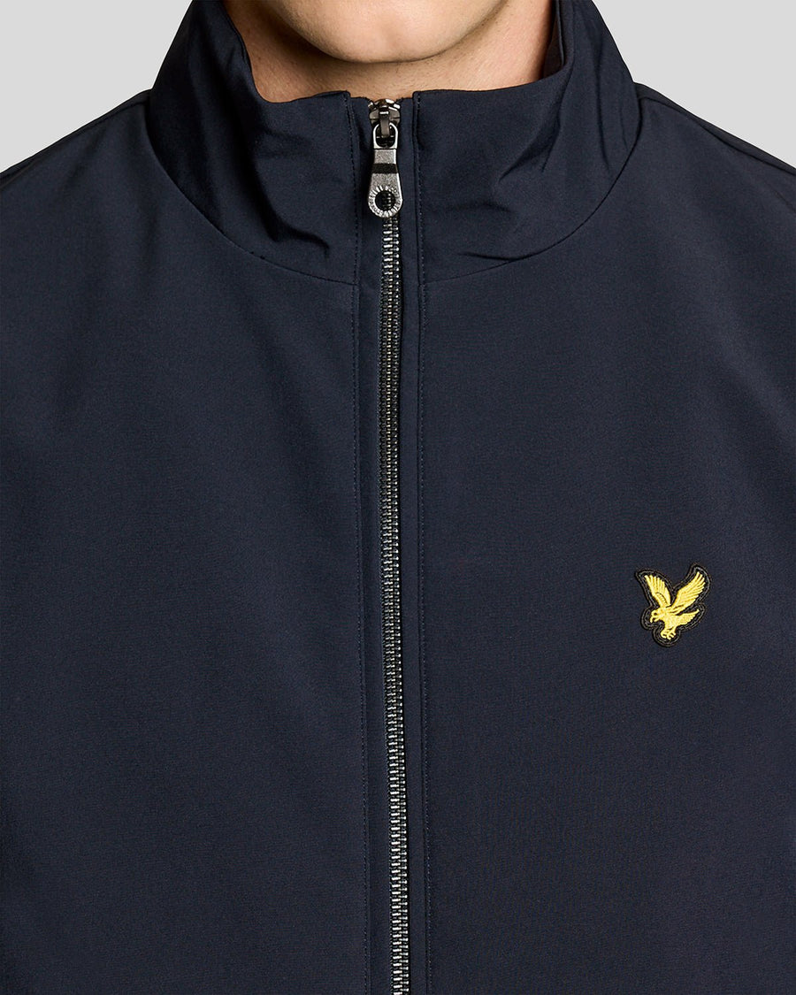 Homme portant une veste softshell à dos en maille, bleu marine foncé
