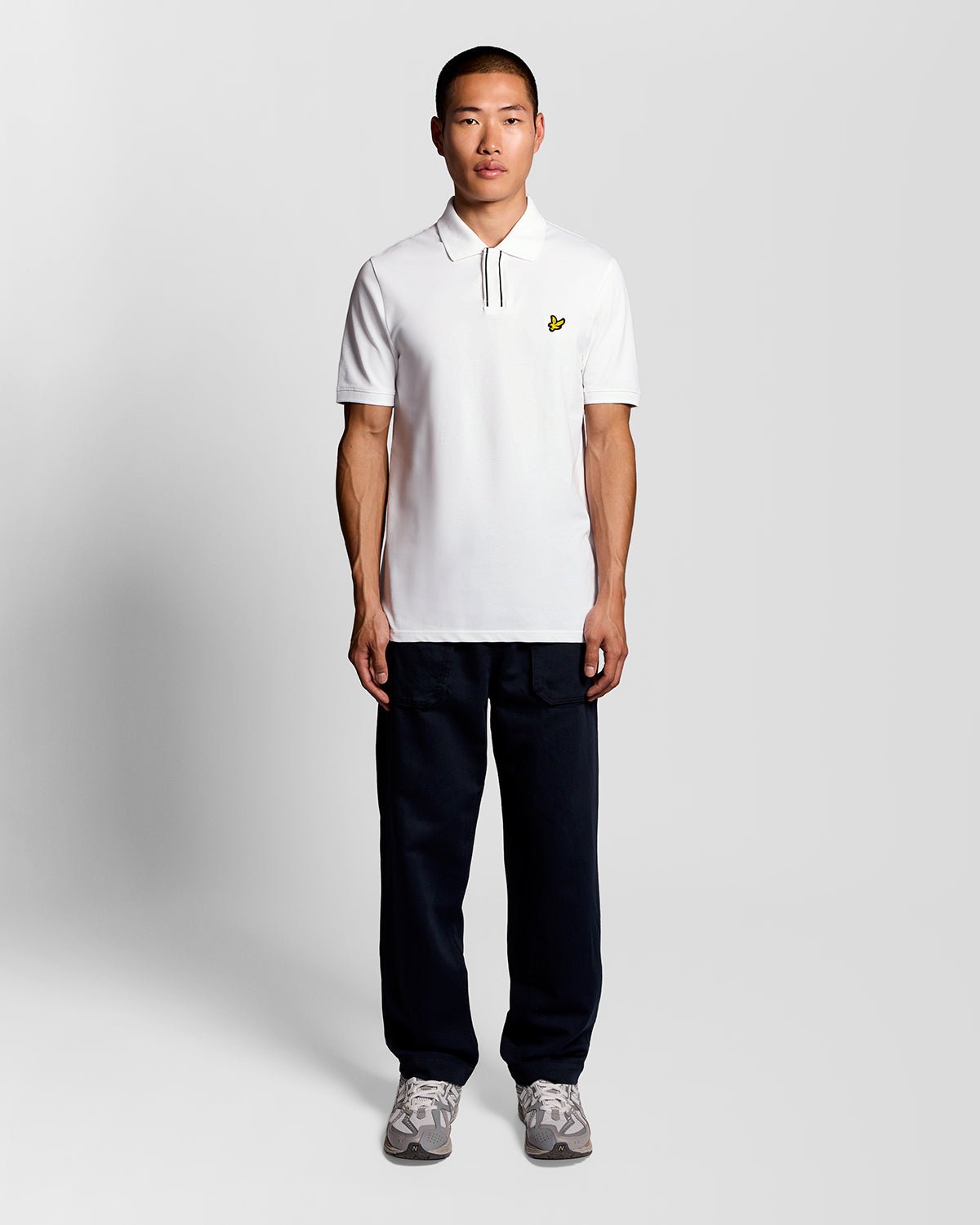 Uomo con polo bianca con bordino sull'abbottonatura