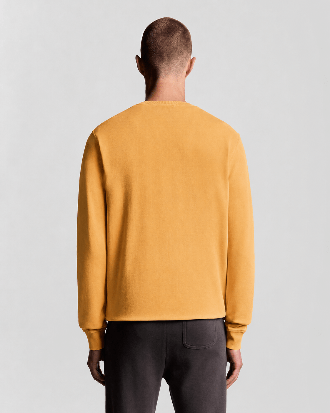Homme portant un sweat-shirt à col rond en coton, motif nid d'abeille