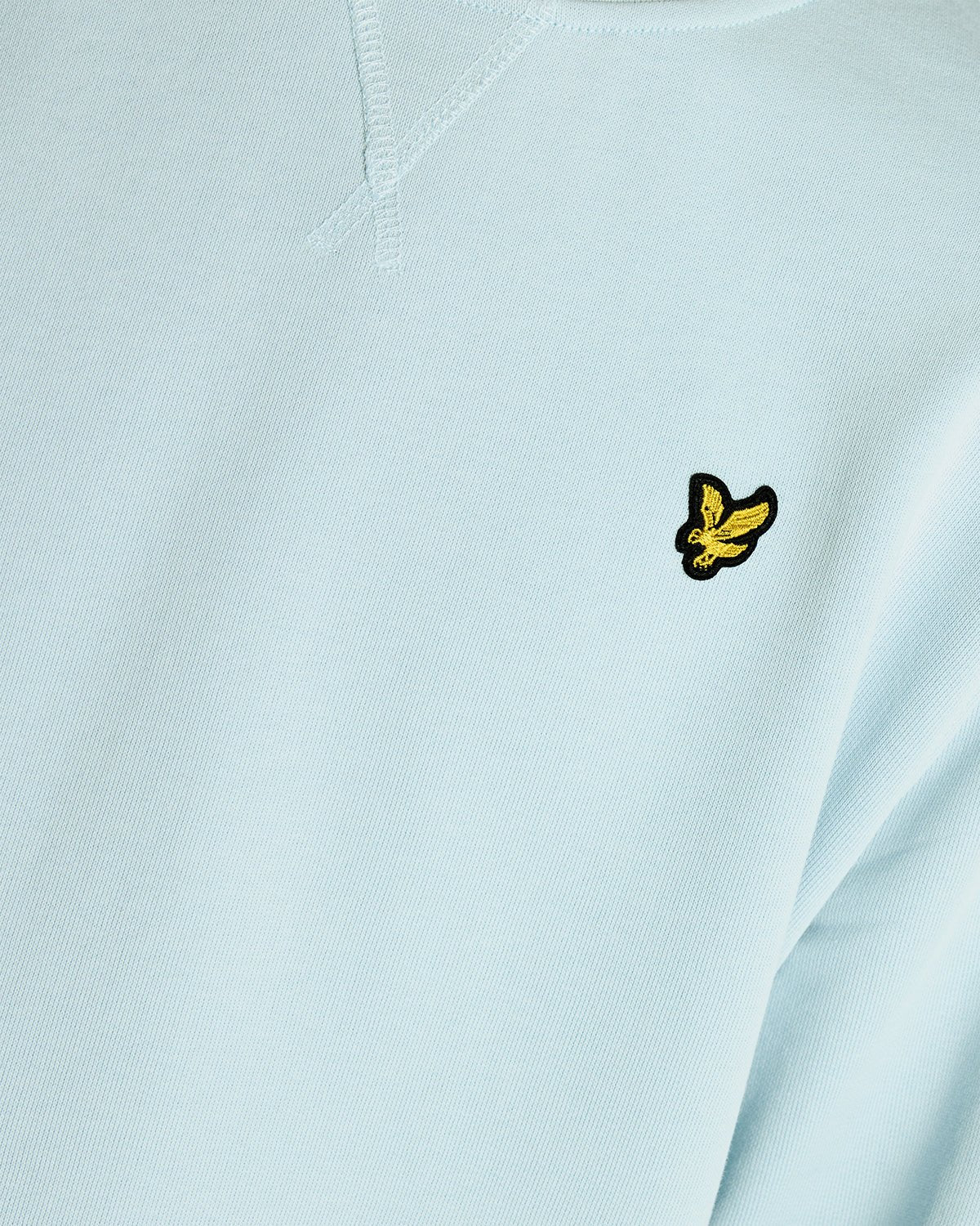 Homme portant un sweat-shirt à col rond en coton bleu opale