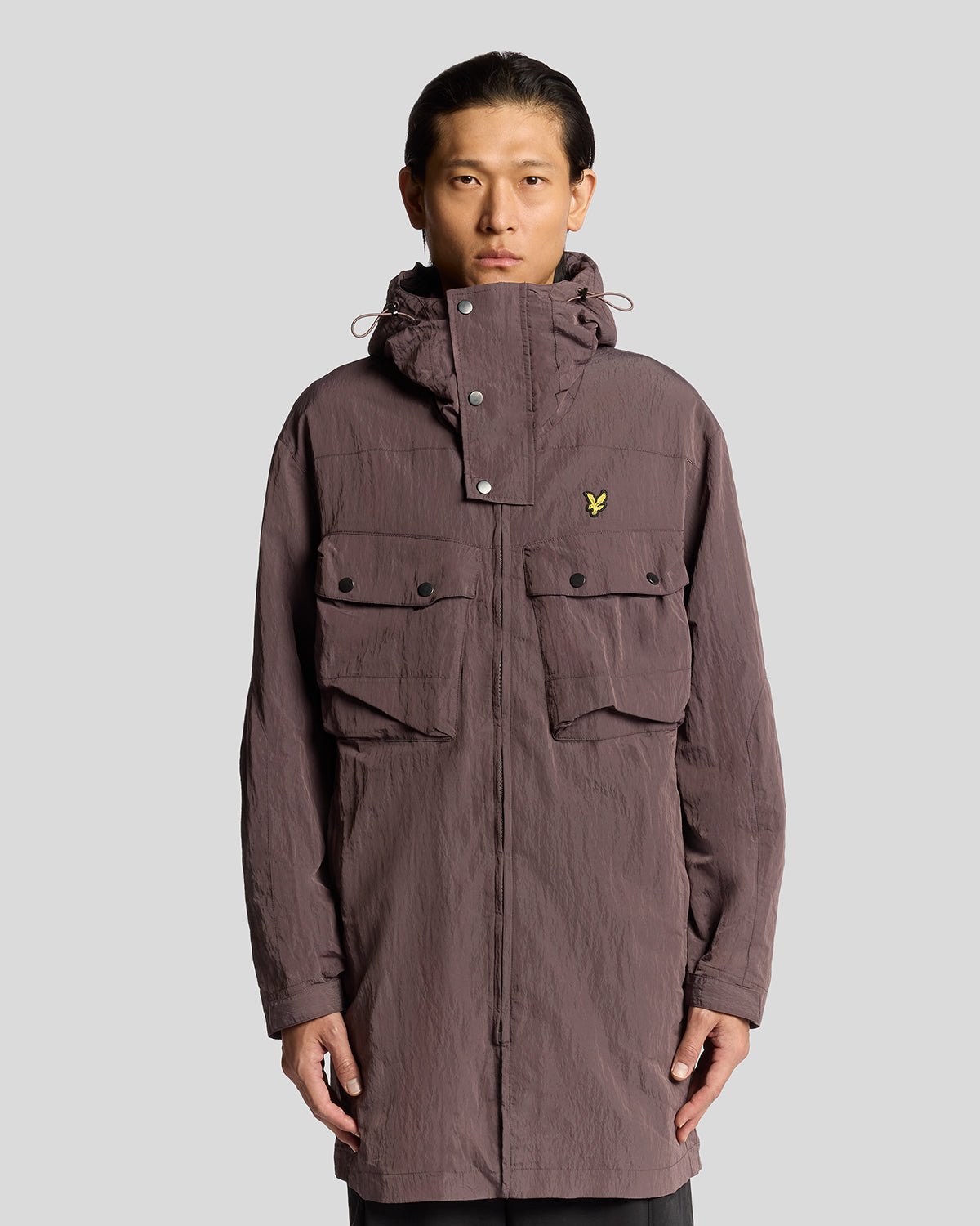 Un homme porte une parka Water Resistant Guard couleur espresso