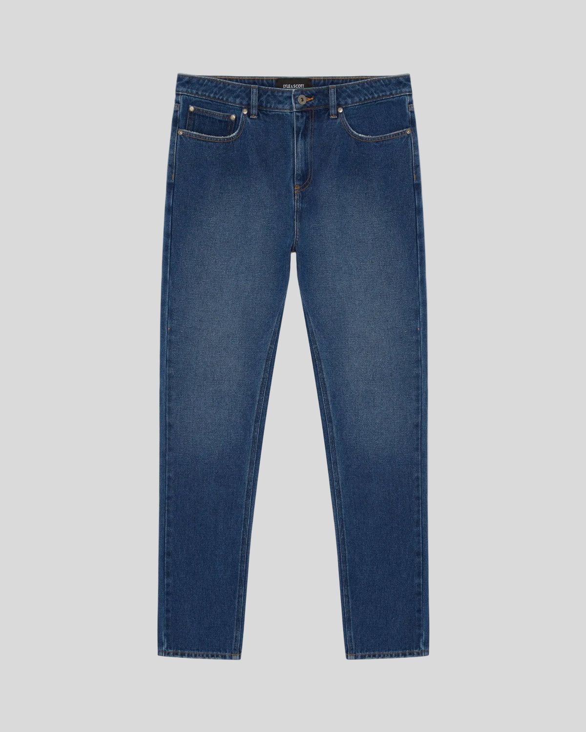 Uomo con jeans slim a zampa in indaco
