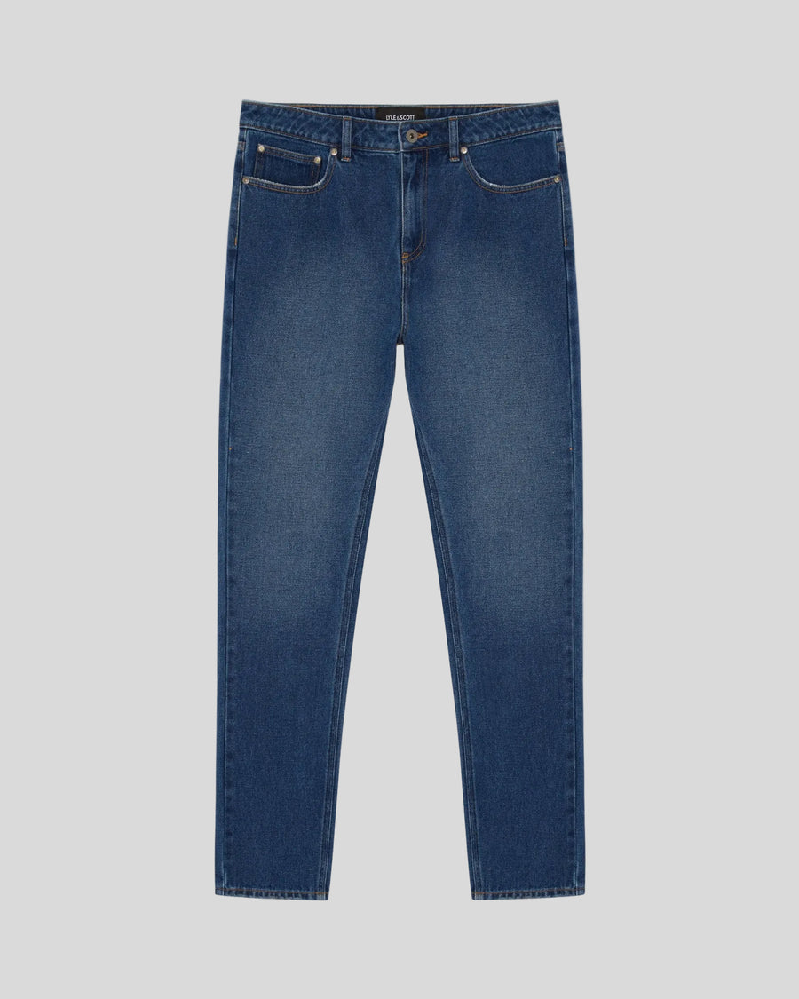 Uomo con jeans slim a zampa in indaco