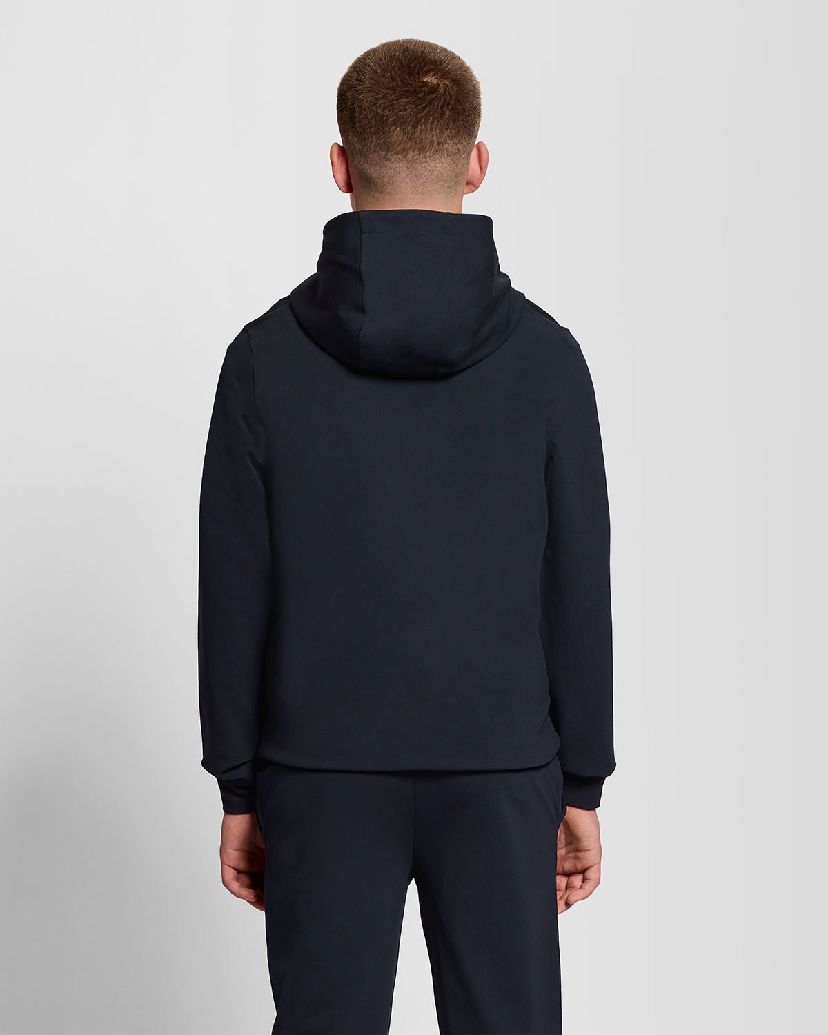 Homme portant un sweat à capuche en polaire Sports Brushback bleu marine foncé