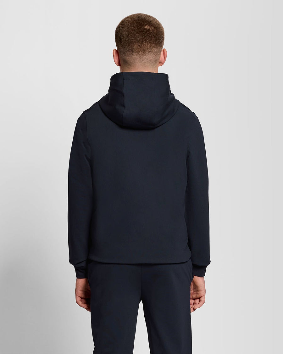 Homme portant un sweat à capuche en polaire Sports Brushback bleu marine foncé