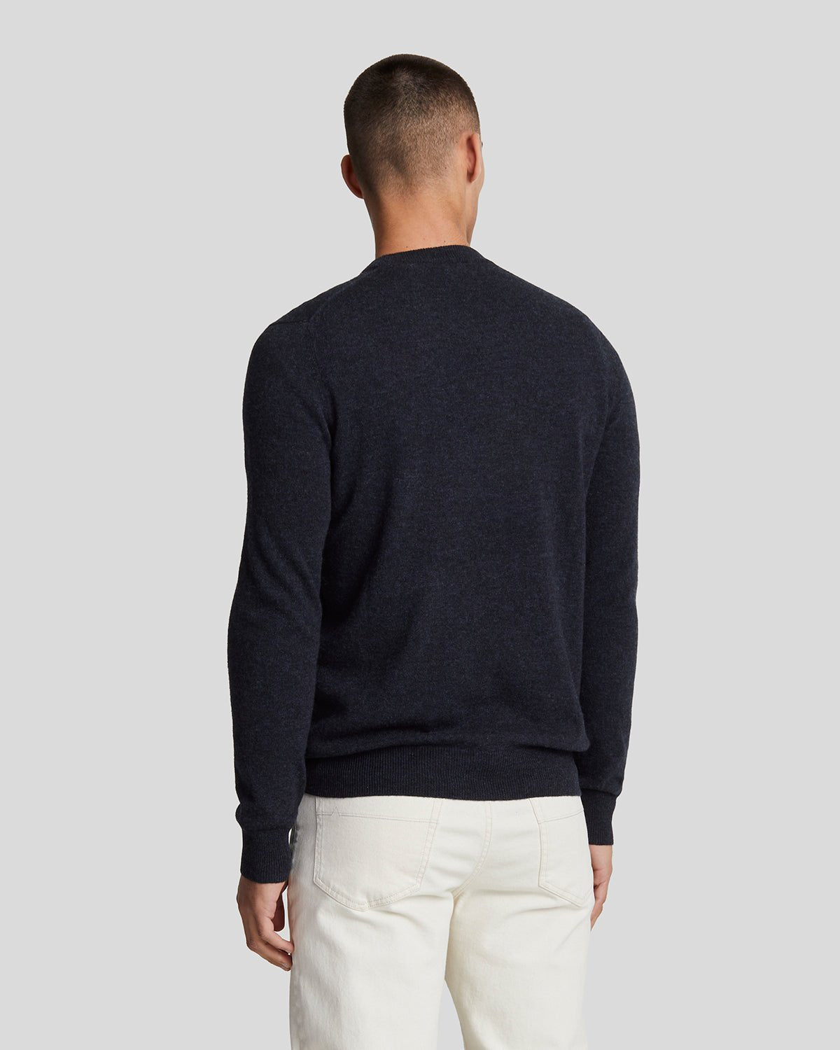 Homme portant un pull à col rond en laine d'agneau mélangée, bleu marine foncé chiné