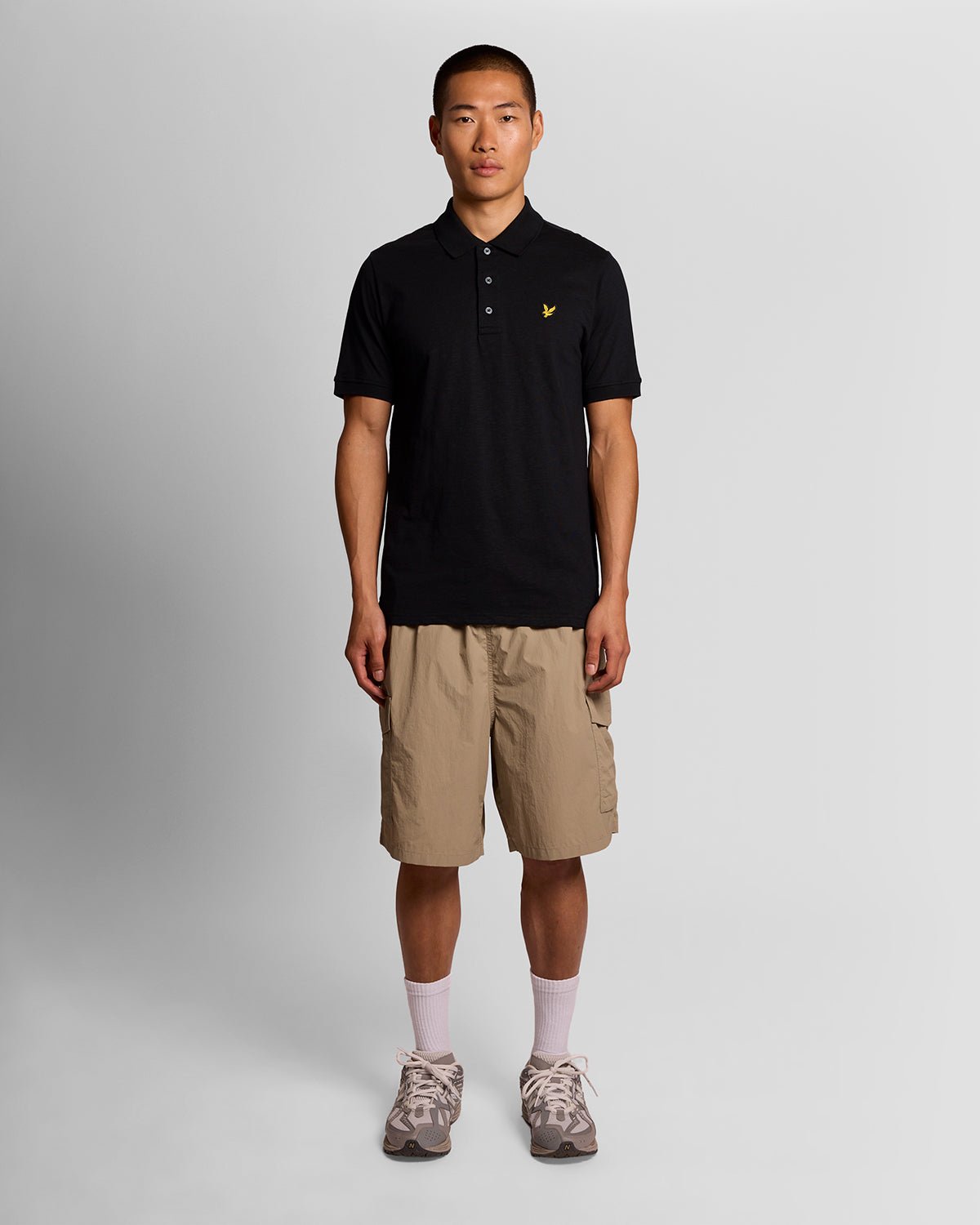 Homme portant un polo en coton fin flammé, couleur noir de jais
