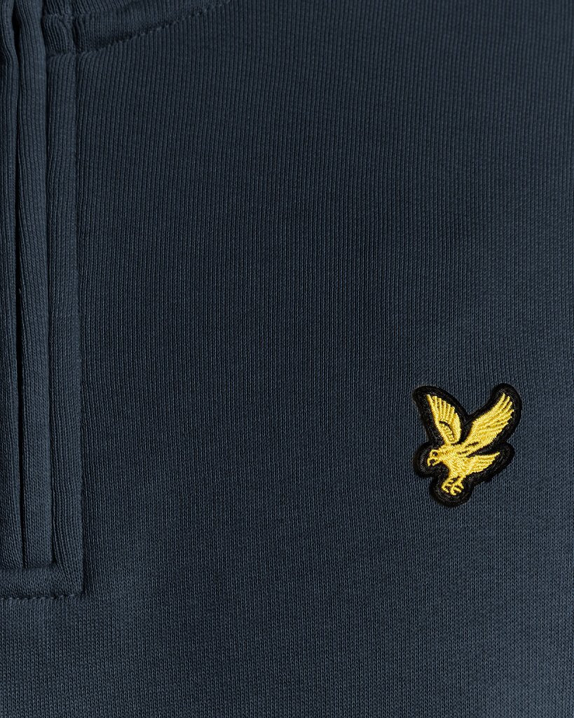 Homme portant un sweat-shirt en coton Everyday à col zippé 1/4, couleur Carbon