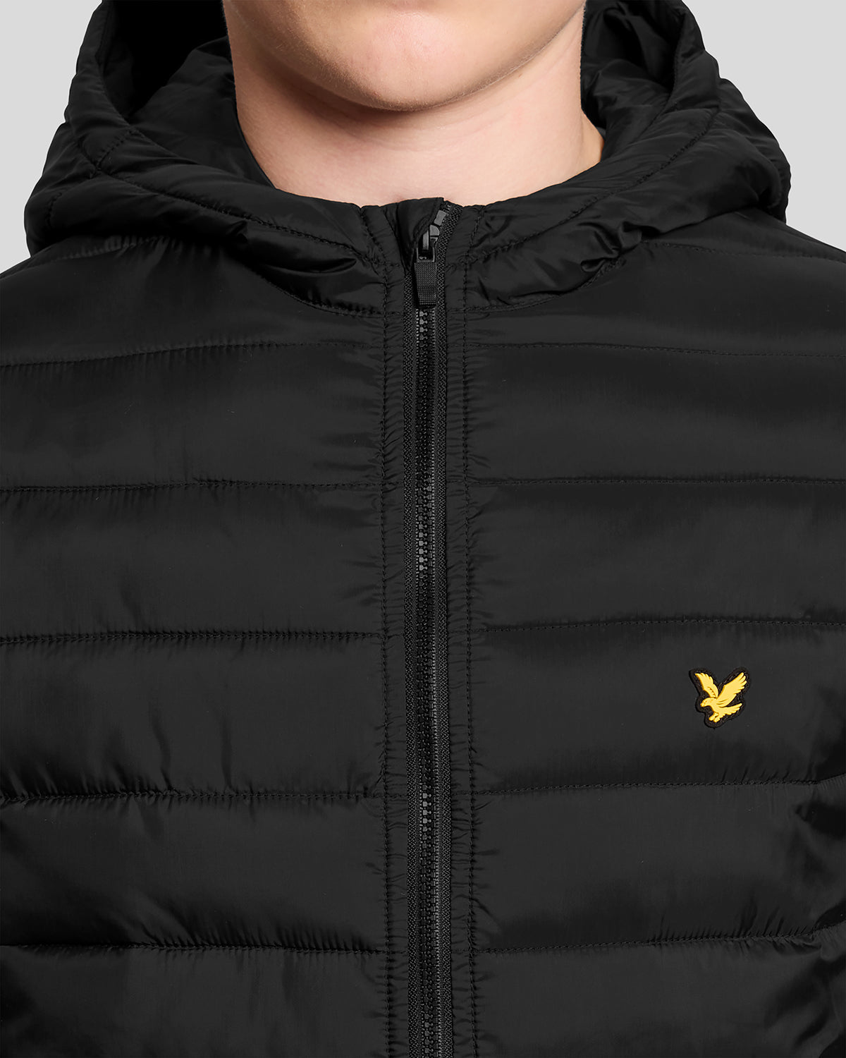 Hombre con chaqueta acolchada plegable en negro azabache