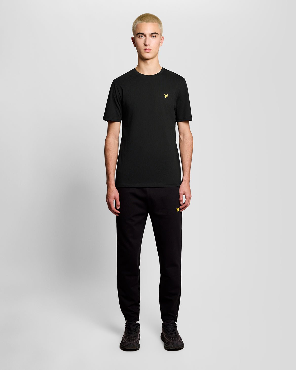 Hombre con camiseta deportiva en negro azabache