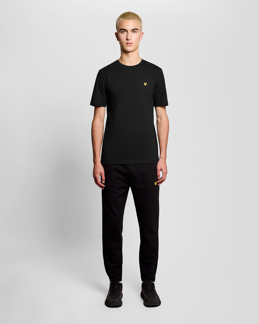Hombre con camiseta deportiva en negro azabache