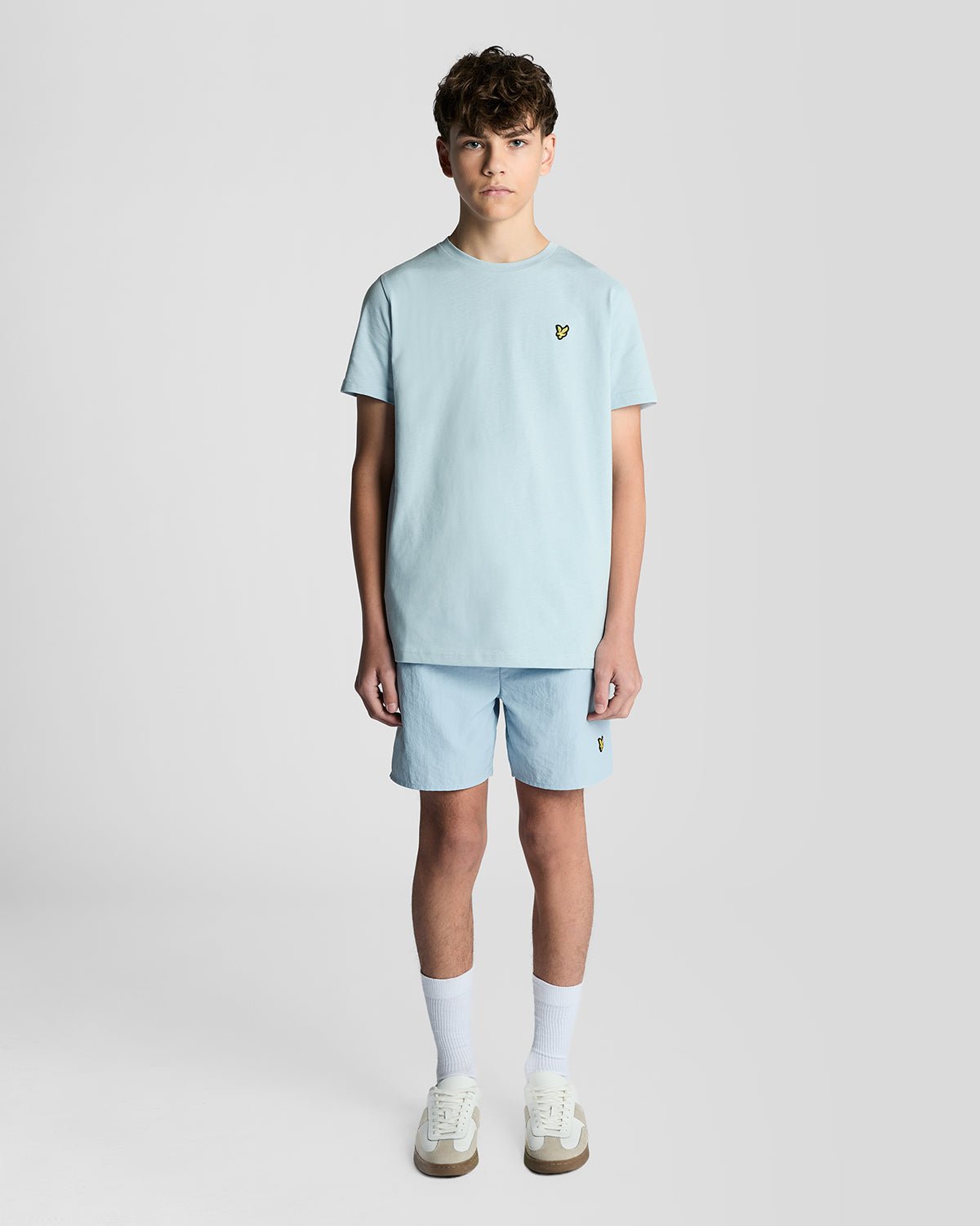 Homme portant un t-shirt à col rond en coton bleu opale