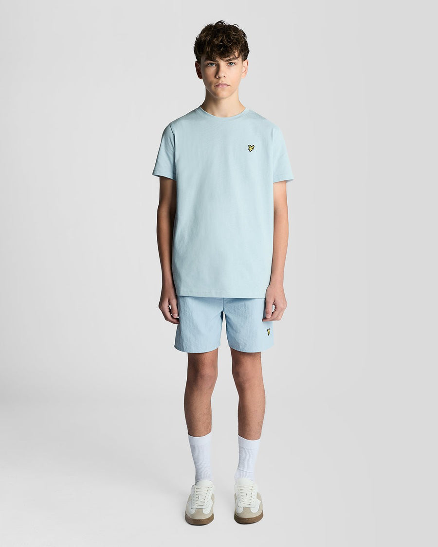 Homme portant un t-shirt à col rond en coton bleu opale