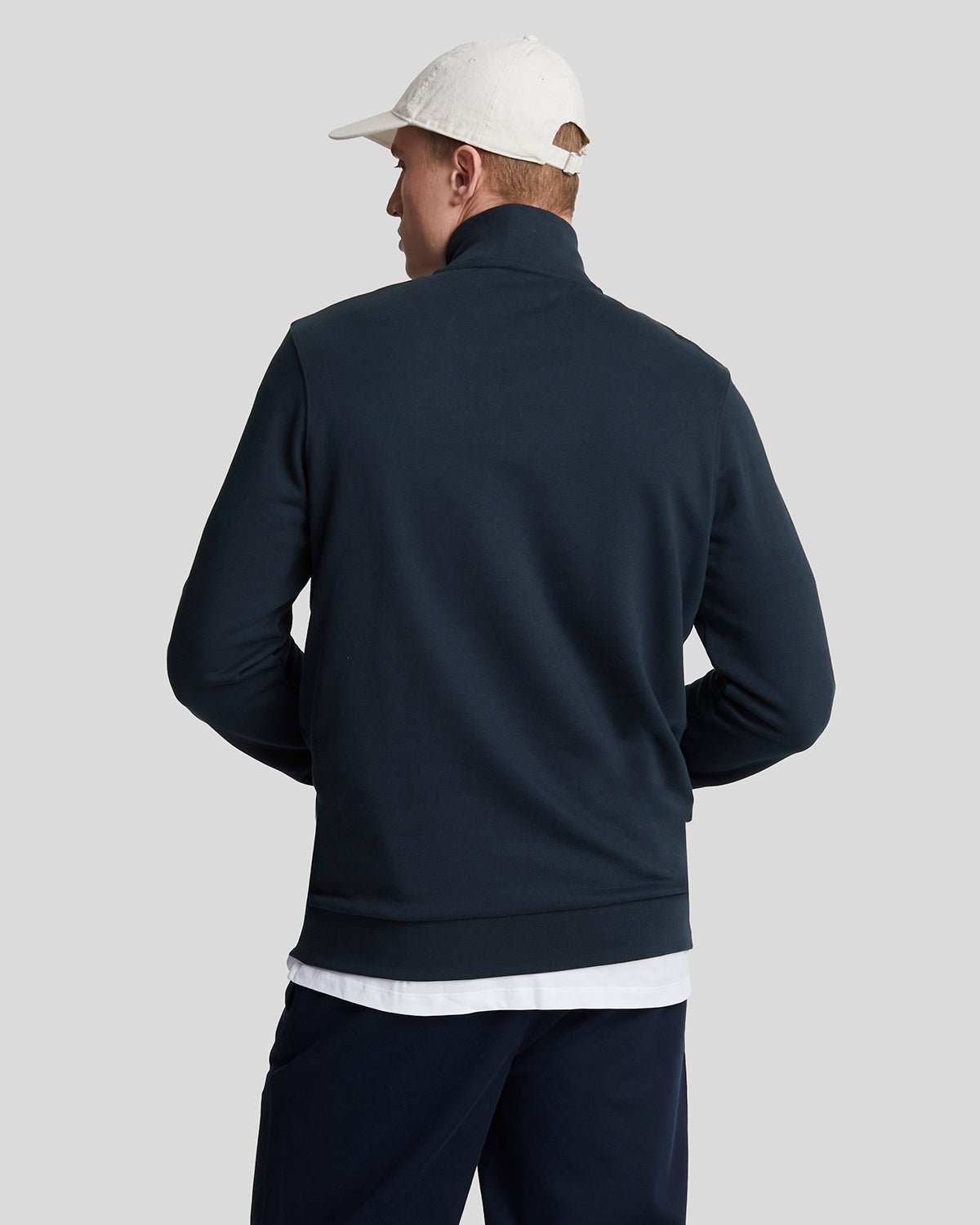 Homme portant un sweat-shirt en coton bouclé à fermeture éclair 1/4, couleur bleu marine foncé