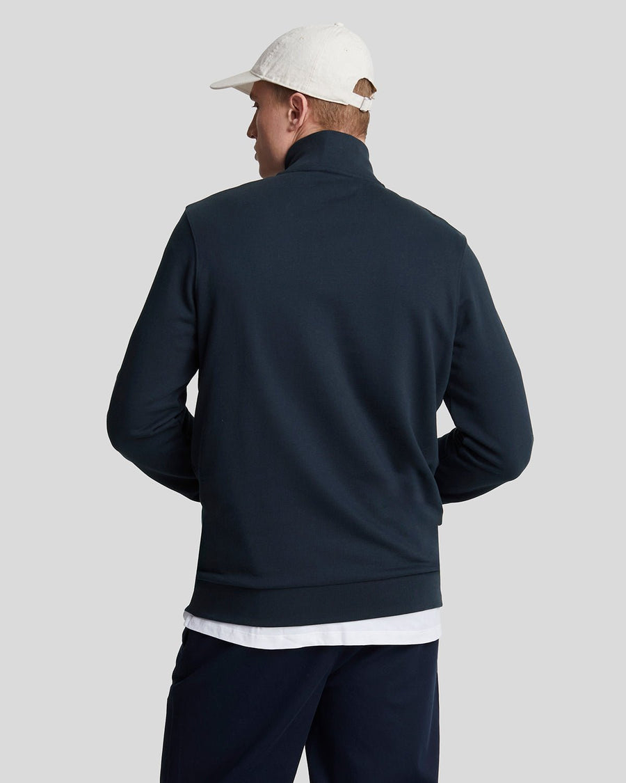 Homme portant un sweat-shirt en coton bouclé à fermeture éclair 1/4, couleur bleu marine foncé