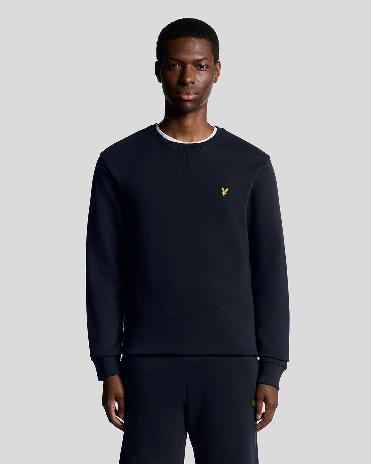Homme portant un sweat-shirt à col rond en coton bleu marine foncé