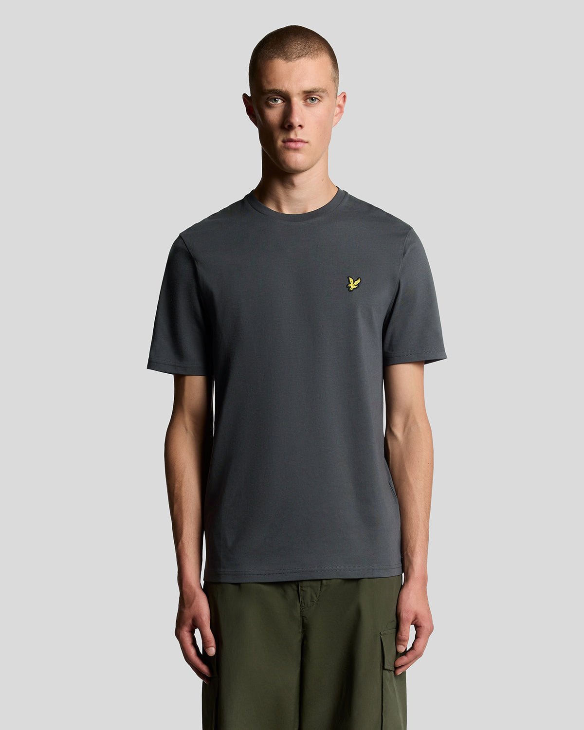 Homme portant un t-shirt à col rond en coton, couleur gris métallisé