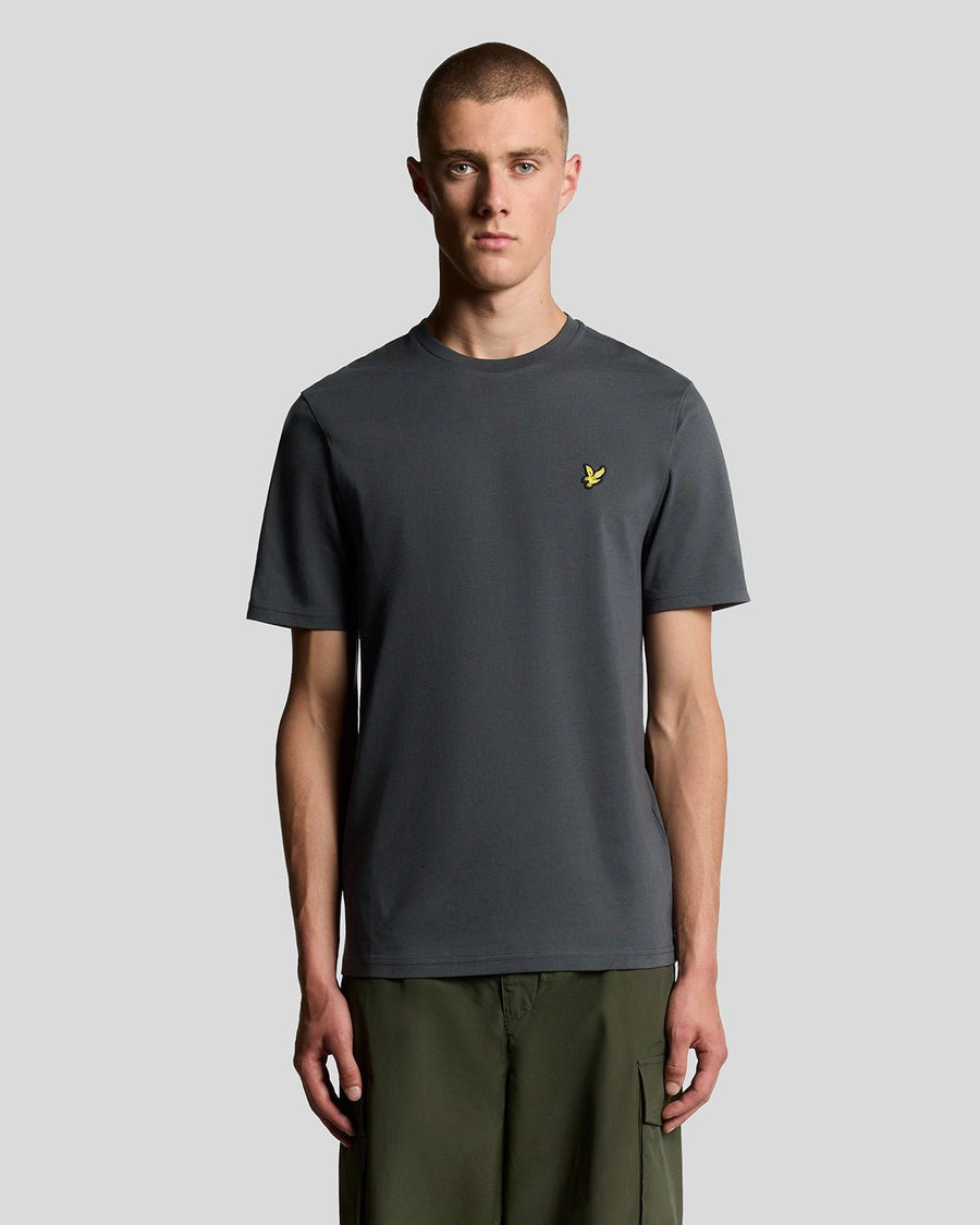 Homme portant un t-shirt à col rond en coton, couleur gris métallisé