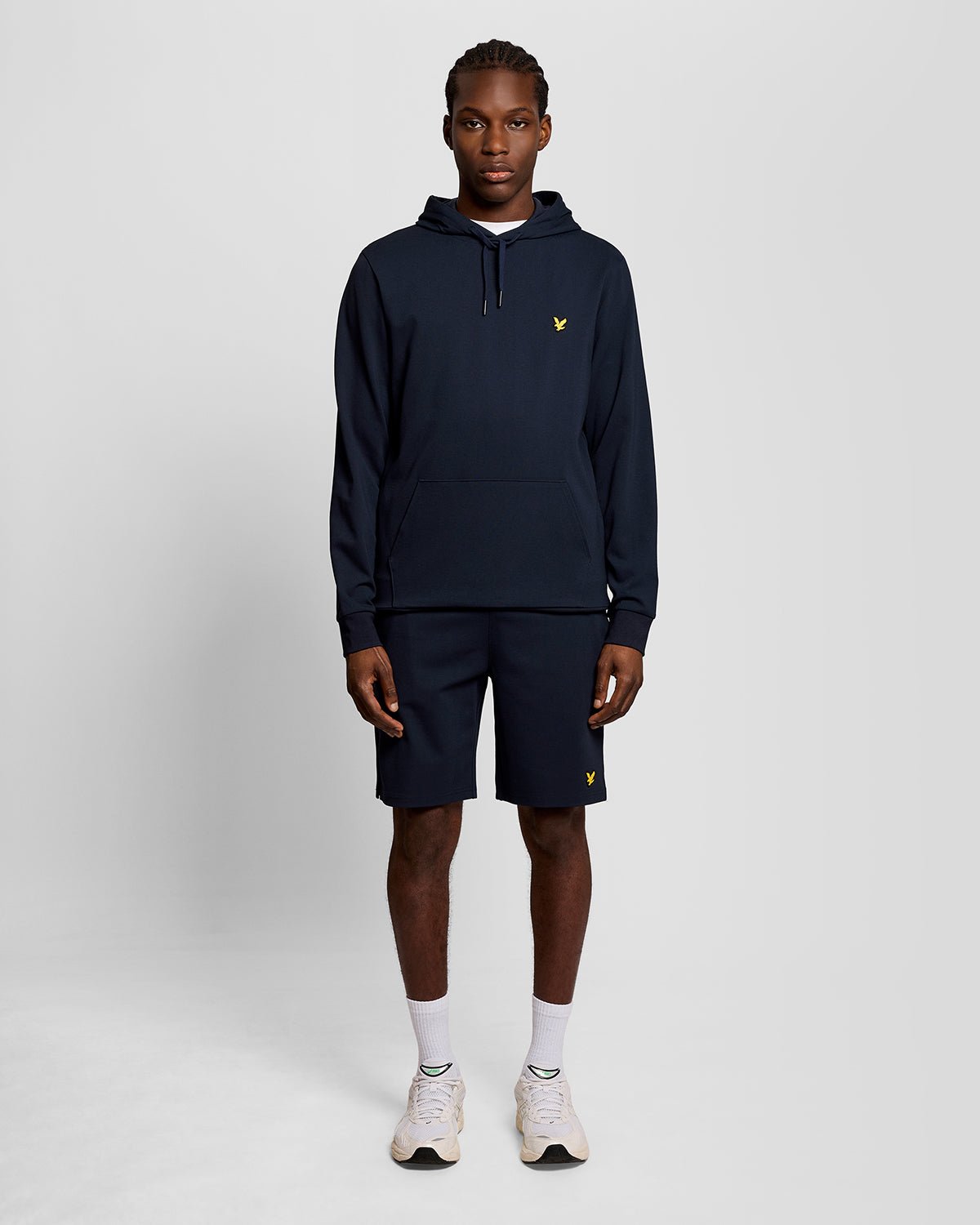 Homme portant un sweat à capuche léger de sport bleu marine foncé