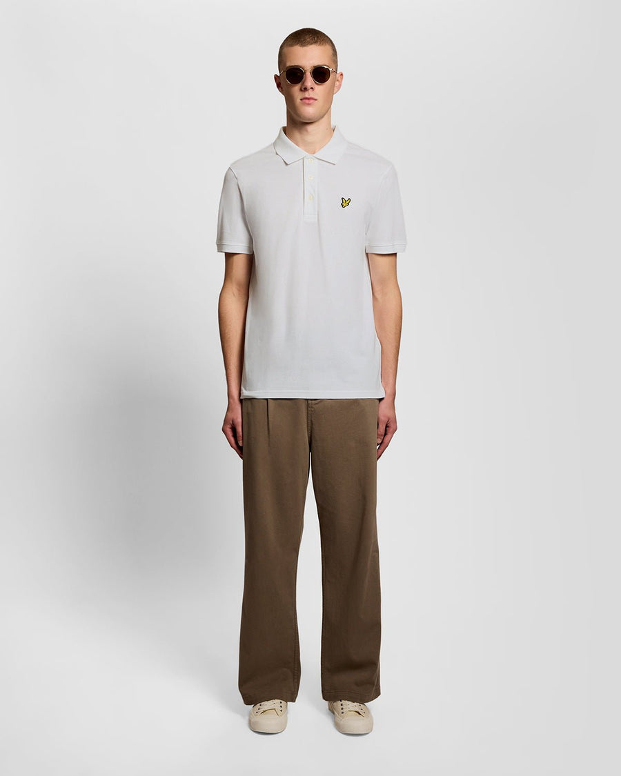 Homme portant un polo jacquard texturé blanc