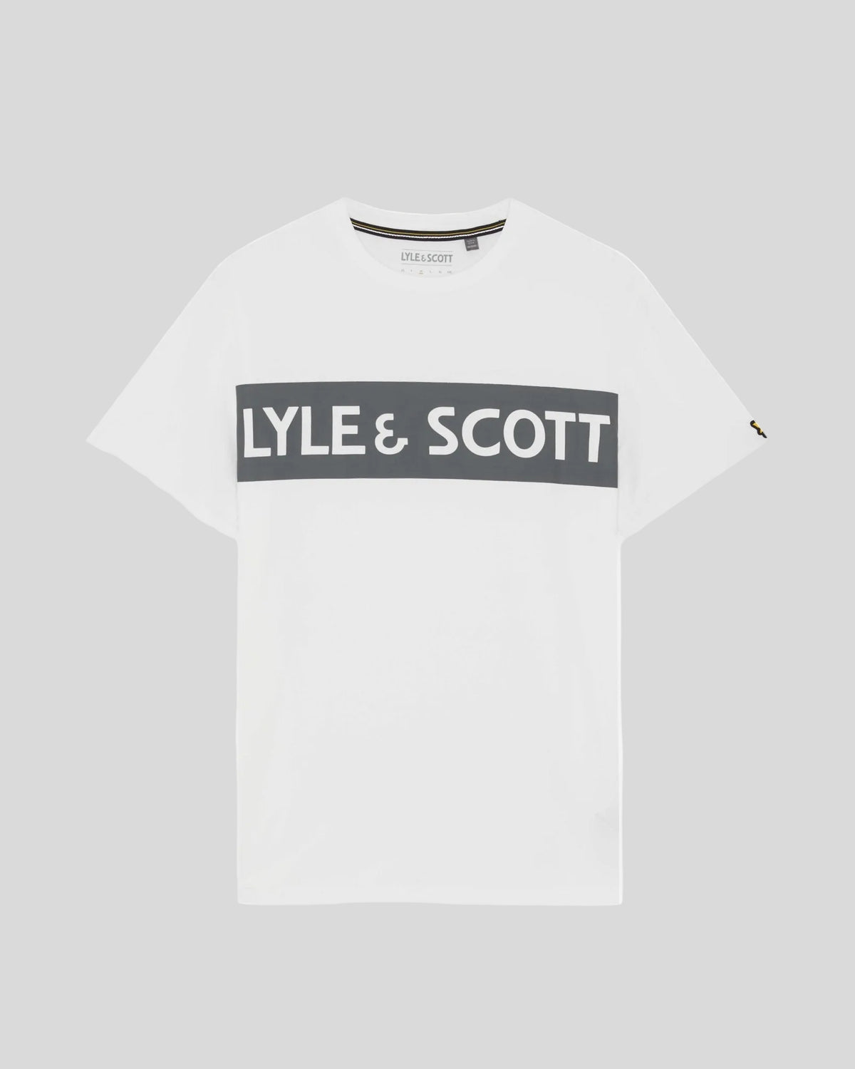 Homme portant un t-shirt blanc avec un logo sur la poitrine