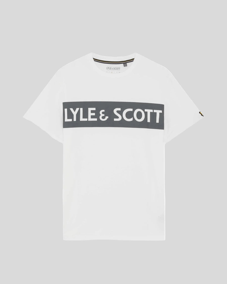 Homme portant un t-shirt blanc avec un logo sur la poitrine