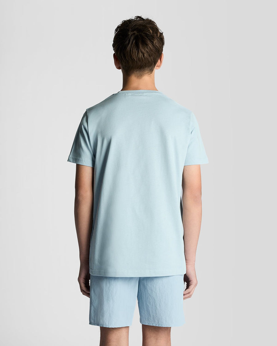 Homme portant un t-shirt à col rond en coton bleu opale