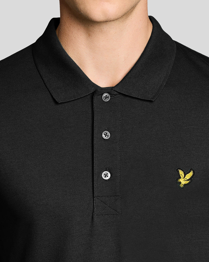 Un homme porte un polo en coton « Everyday » couleur Saddle