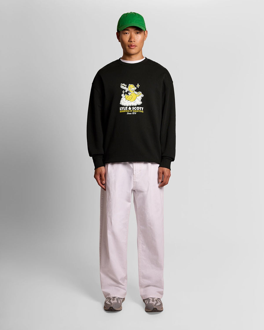 Homme portant un sweat-shirt à imprimé sur la poitrine, couleur noir de jais