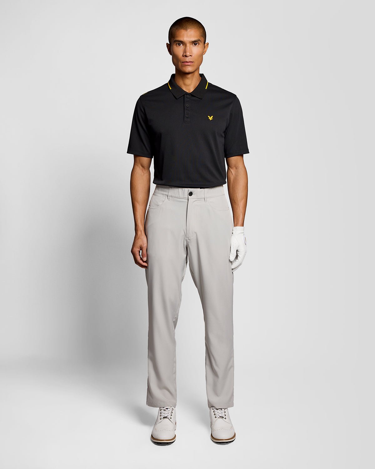 Uomo con polo tecnica a righe in nero jet