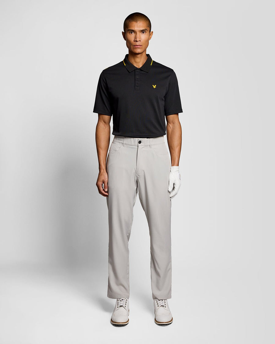 Uomo con polo tecnica a righe in nero jet