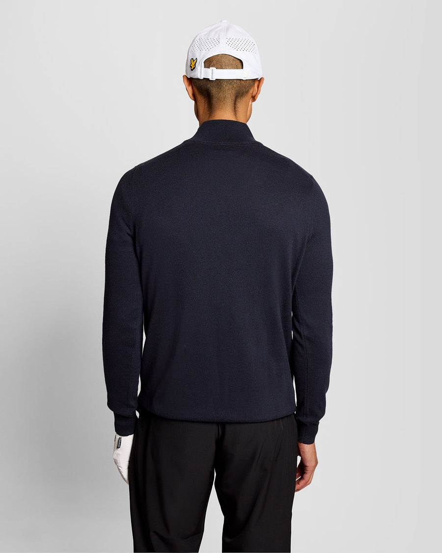 Homme portant un pull Performance à fermeture éclair 1/4 en bleu marine foncé