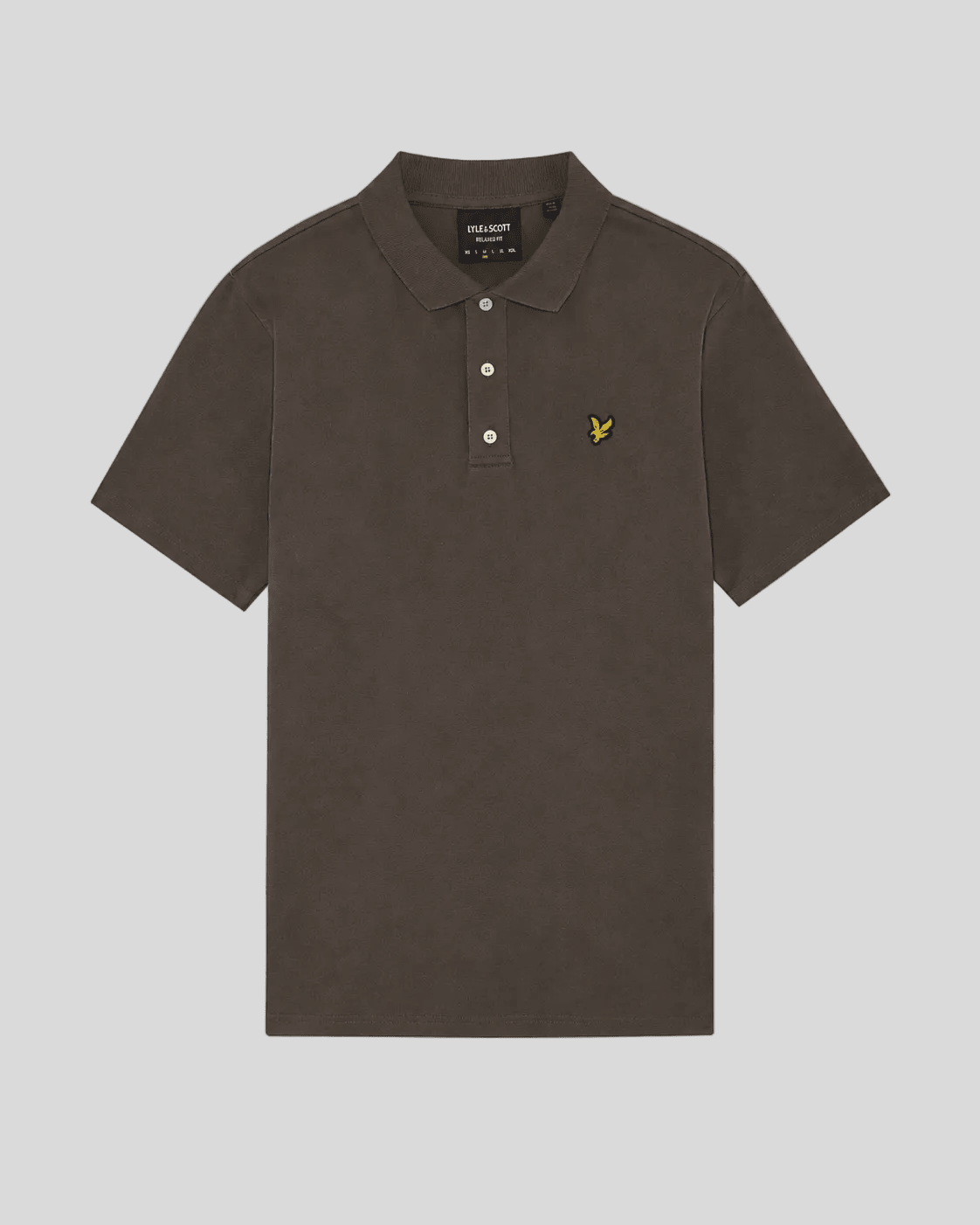 Homme portant un polo en coton épais, noir mat