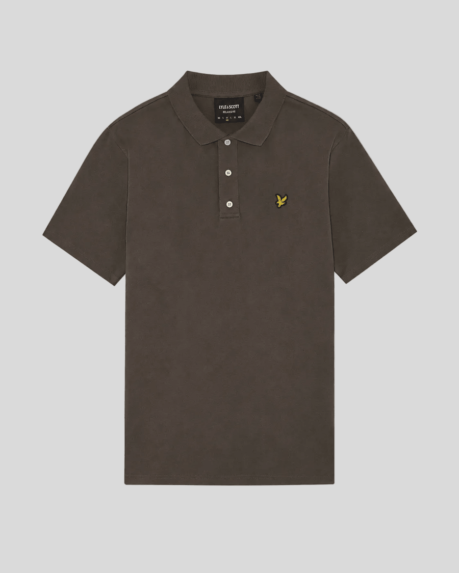 Homme portant un polo en coton épais, noir mat