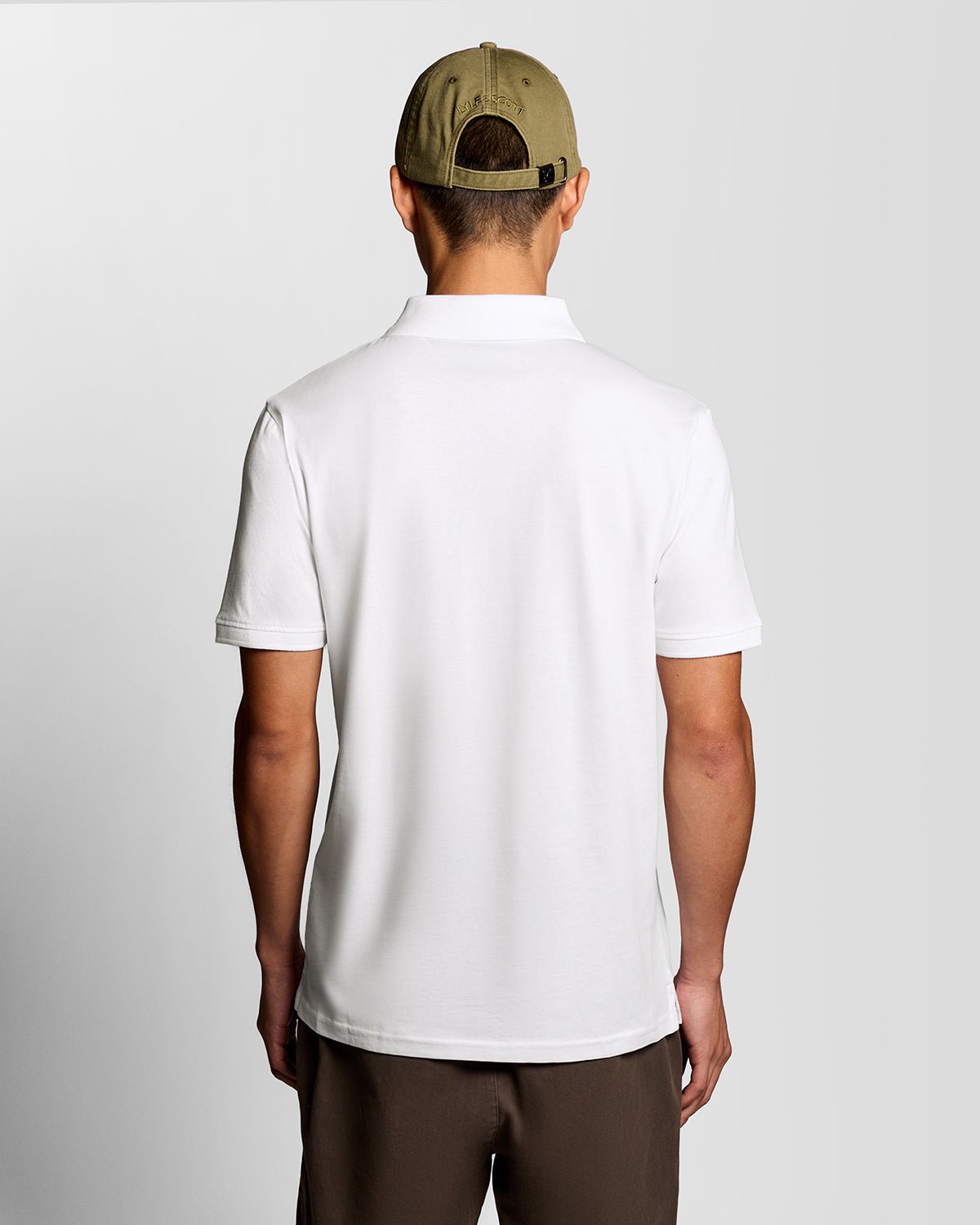 Homme portant un polo en jersey de coton blanc
