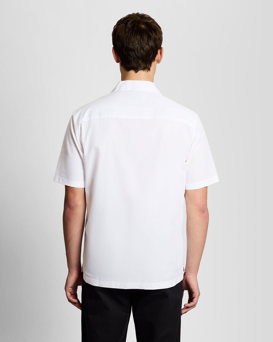 Uomo con camicia in popeline con colletto Revere, colore bianco