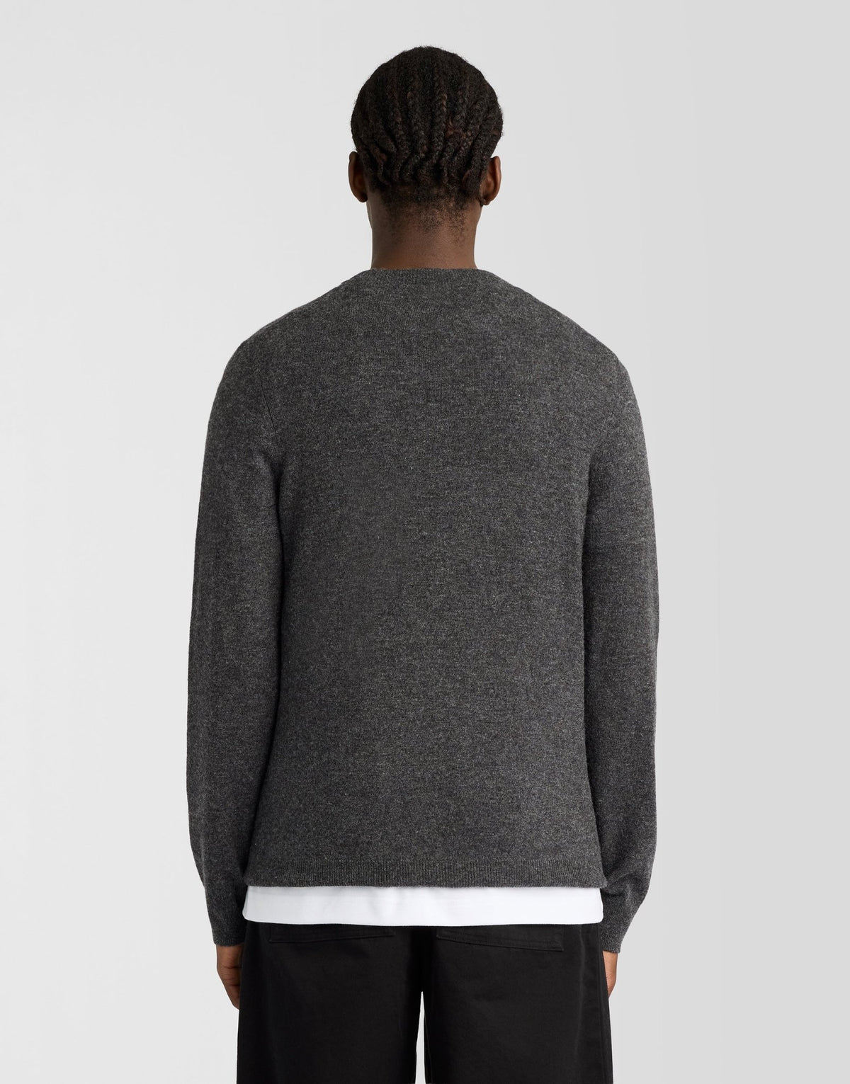 Homme portant un pull à col rond en laine d'agneau mélangée, couleur anthracite chiné