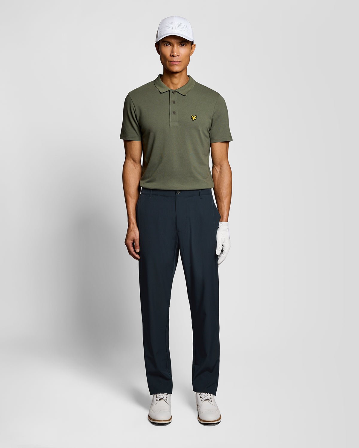 Homme portant un pantalon chino bleu marine foncé
